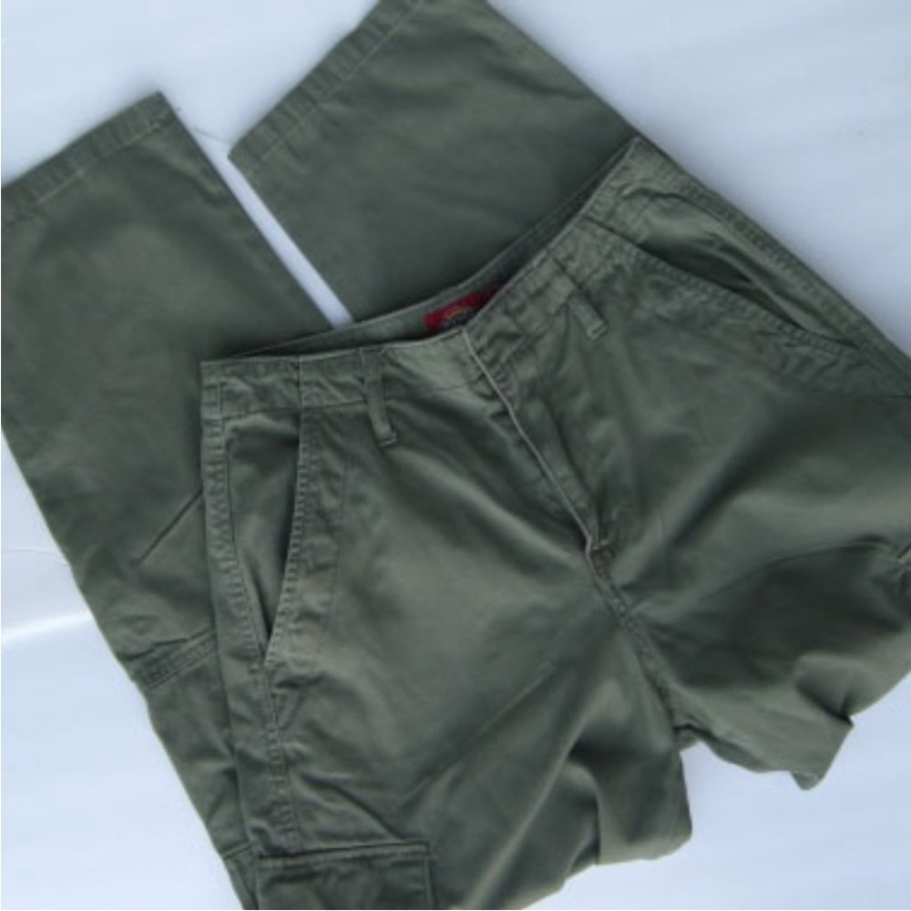 Dickies waist 25 size 1 very good condition. Olive Green Women's Pants